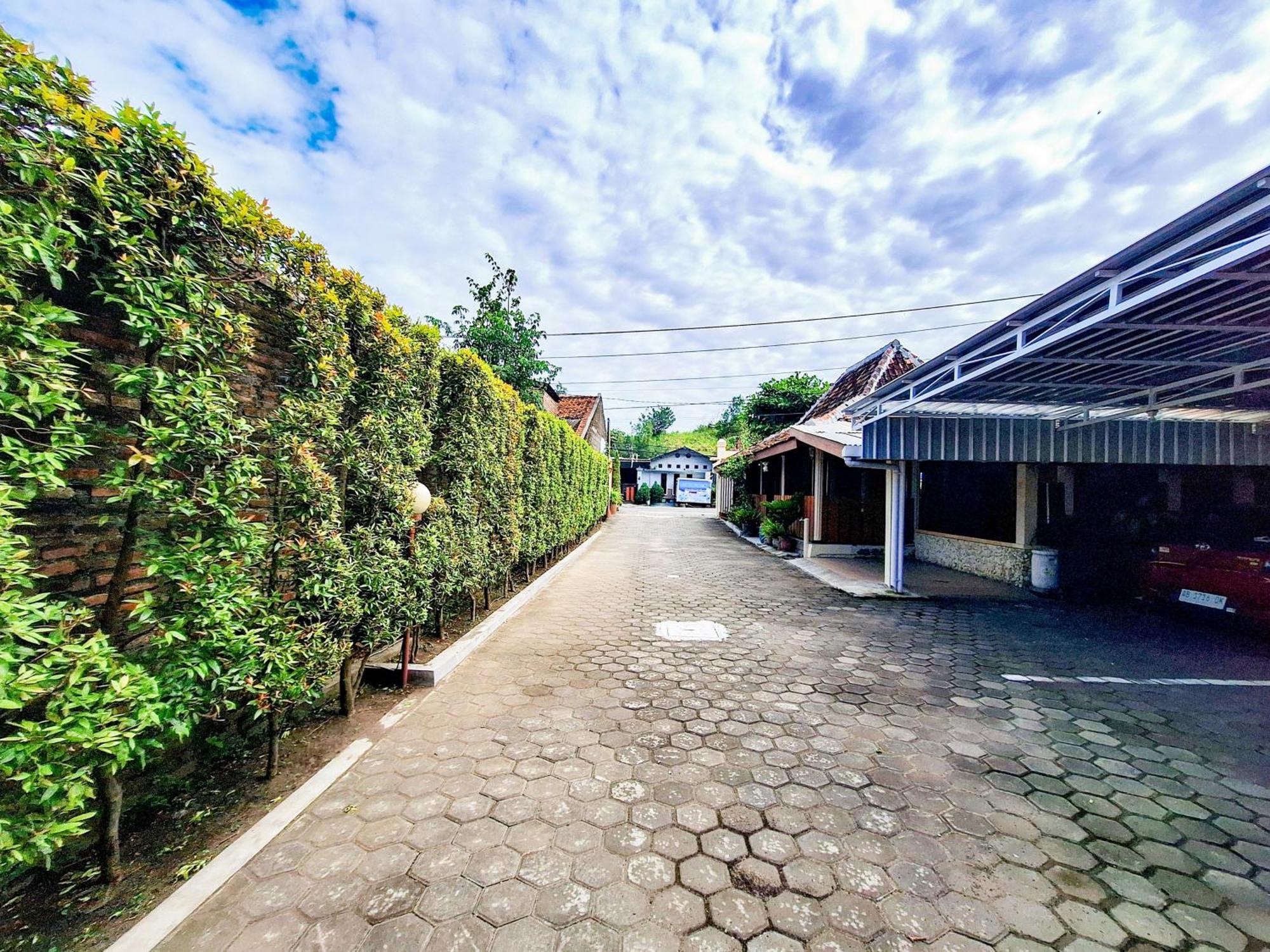 Hotel Family Syariah 1 Parangtritis Redpartner Экстерьер фото